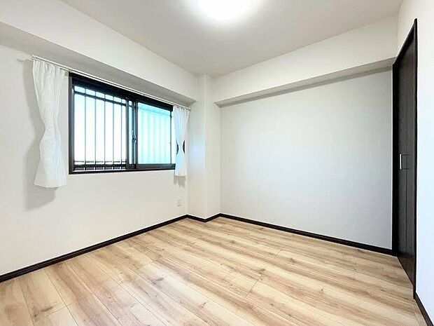 独立感のある洋室4.2畳です。共用廊下側に配置されたお部屋ですが、共用廊下の人の行き来が少ない角部屋側に配置されてます。廊下側も遮る建物などが無いので採光の取りやすいお部屋です。
