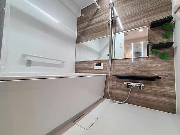 浴室乾燥機付き木目のアクセントパネルが温かみを演出する浴室です。スミピカフロアは汚れの落ちやすい仕様。保温浴槽は帰りの遅い方にも温かいお風呂が入れます。追炊きの回数が減りお財布にも優しいですね。