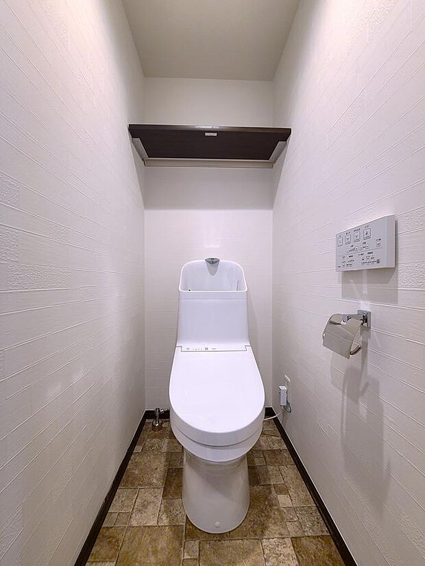 節水型トイレなので環境にやさしく経済的・お掃除がラクラクな便器 白基調のクロスで清潔感を演出しました。ウォシュレットや優れた機能で上質なトイレ空間を。