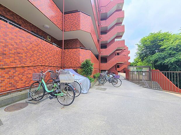 自転車置場・バイク置場の共用部は電気錠が設置されています。居住者外の方が敷地内に入りづらい為いたずらの対策にもなります。