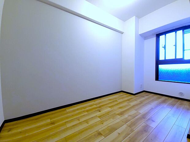 4.5帖の洋室。コンパクトながらも、収納があるので広くお部屋を使うことができます。
