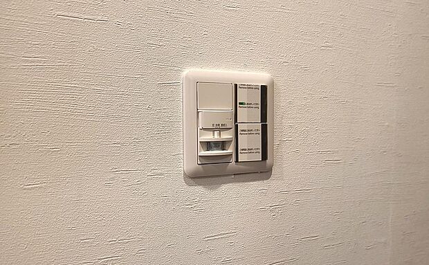 暗い部屋に入ってきた時に、照明のスイッチを探すのは大変。人感センサーで自動的に照明が点灯すれば、便利で安全です。