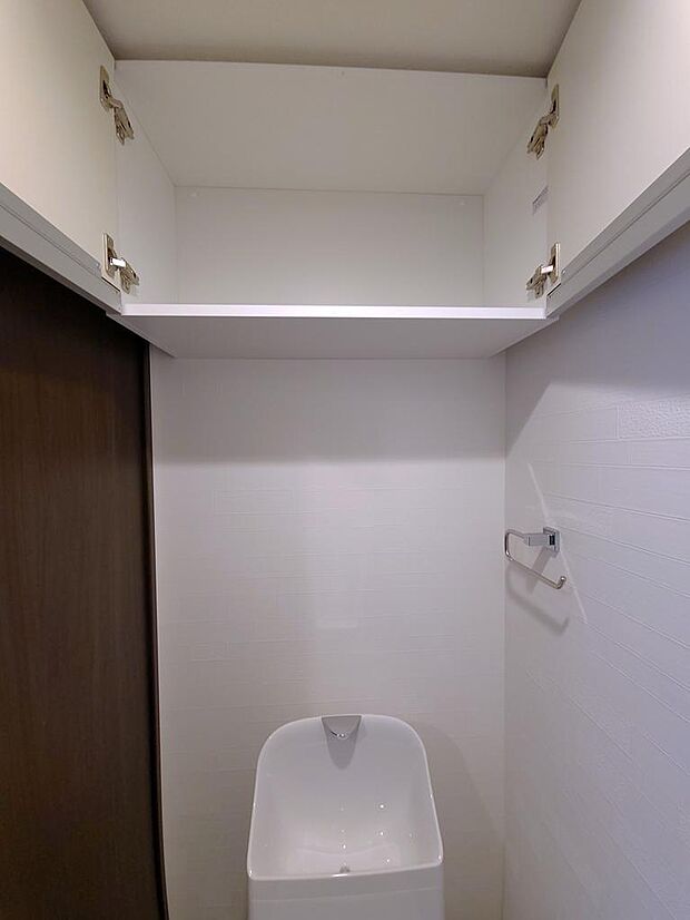 トイレ内吊戸棚。トイレットペーパーやお掃除道具など見せくないものの収納に便利です。
