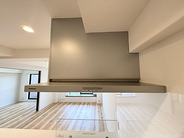 調理の際に出る煙や油分を、屋外へと排出してくれるレンジフード。お手入れしやすいフラットタイプ。
