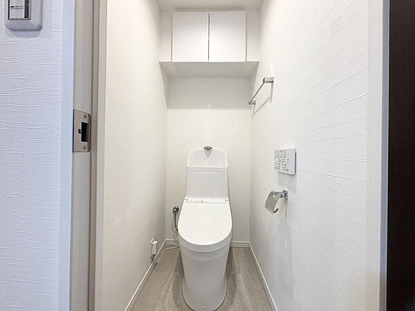 トイレ新規交換しております。白基調のクロスで清潔感を演出し、床は濃い目の色を使用し、汚れを目立たないよう心掛けました。また、節水型トイレにより毎日の水道代がお安くなります。