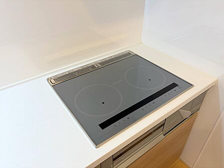IHクッキングヒーター。火を使わないため室内に熱がこもりにくく、夏場でも快適にお料理することができます。フラット天板で、お手入れもラクラク。