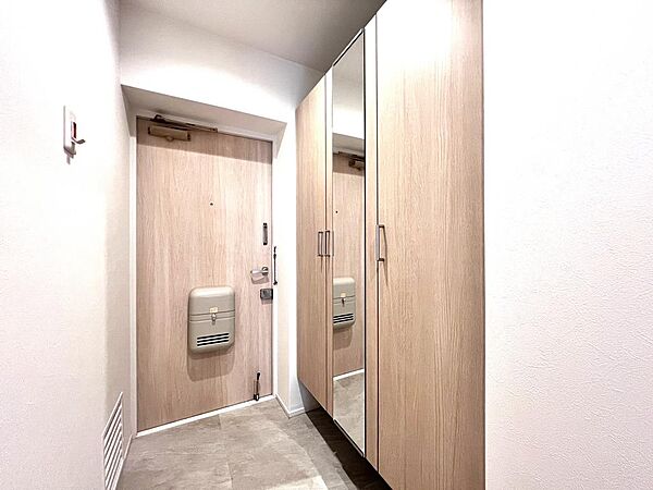 下足入れには姿見を設置。鏡で玄関が広く見えそうです。姿見付き玄関なら全身のコーディネートや毎日身だしなみのチェックにも便利ですね。