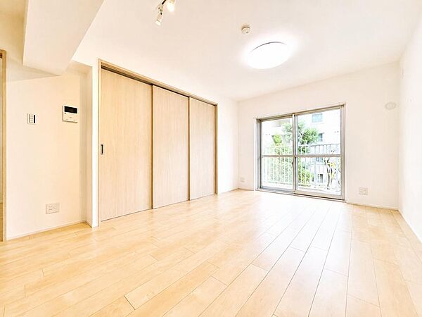 日差しがうれしいリビング！お部屋全体は落ち着いた色味のフローリング。一面はアクセントクロスを施し落ち着いた空間をご用意。