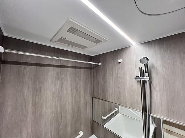 浴室乾燥機があれば天気の悪い日も洗濯ができます。梅雨や花粉の多い時期でも浴室内で清潔に乾燥できます。また浴室全体の湿気を取り除けるのでカビ発生を防ぐこともできます。