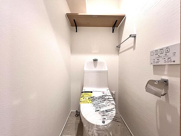 トイレ新規交換しております。快適性・衛生性向上など多くの利点のあるウォシュレット便座付き。節水型トイレなので環境にやさしく経済的です。