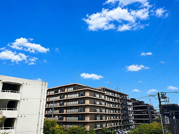 南向き！バルコニーの窓から心地よい風が吹き抜け、室内に爽やかな空気をもたらします。