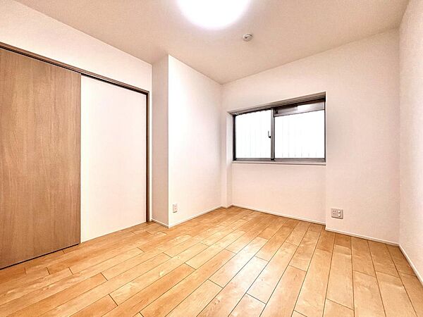 クローゼット完備なのでお部屋に余計な収納家具を置く必要がなく、スペースを有効活用できます。家具配置が楽しめるフラットな洋室。