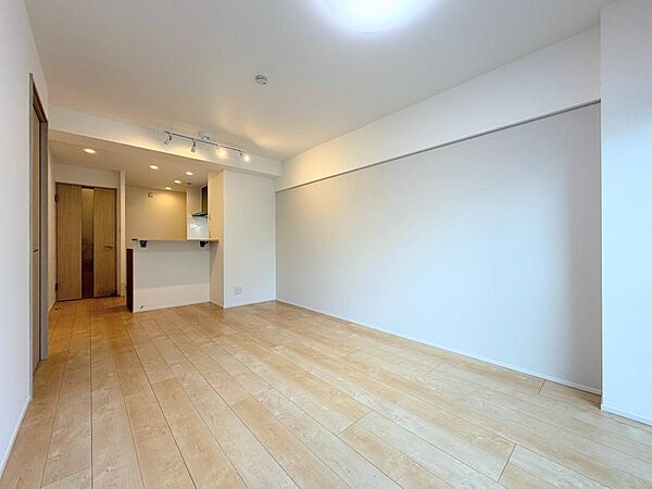 長い壁が家具配置しやすく部屋全体もすっきりします。お部屋全体は落ち着いた色味のフローリング。一面はアクセントクロスを施し落ち着いた空間をご用意。