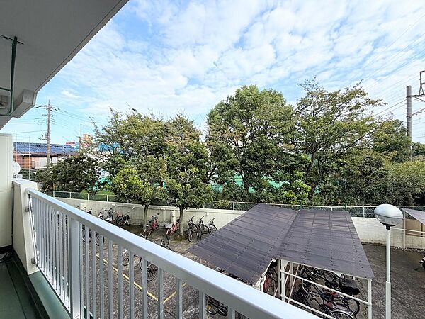 南東向き。心地よい風が吹き抜け、室内に爽やかな空気をもたらします。