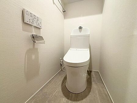 トイレ新規交換しております。白基調のクロスで清潔感を演出し、床は濃い目の色を使用し、汚れを目立たないよう心掛けました。また、節水型トイレにより毎日の水道代がお安くなります。