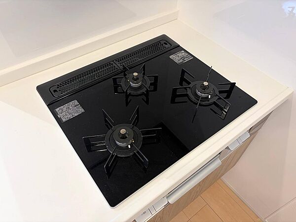 3口コンロで、お料理の効率もアップ！使い勝手の良さを考えました。受け皿のないフラット天板で、お手入れもラクラク。