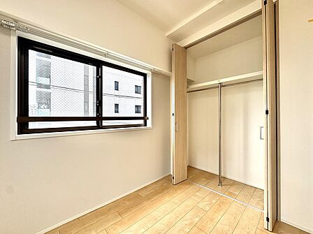 クローゼット完備。ハンガーパイプと天袋収納が分かれているので、季節物の衣類の整理にもとても便利です。 奥行もありますので、カラーボックスなど併せて使っていただくと、更に収納力もアップです。