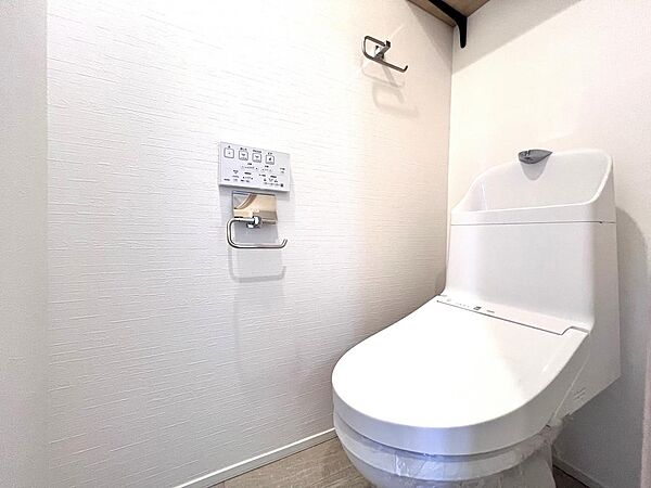 トイレ新規交換しております。快適性・衛生性向上など多くの利点のあるウォシュレット便座付き。節水型トイレなので環境にやさしく経済的です。