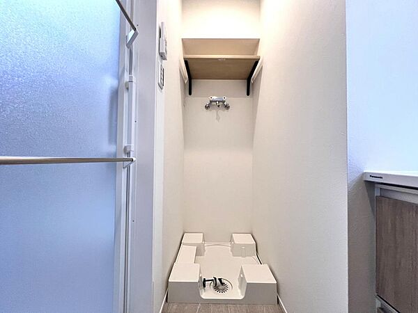 防水パン新規交換。吊棚付きのためカゴなどを使用して洗剤や柔軟剤などのストックができます。