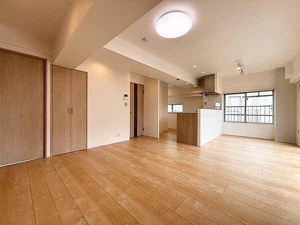 横長リビングダイニングは長い壁が家具配置しやすく部屋全体もすっきりします。リビングに収納があるのも嬉しいですね。