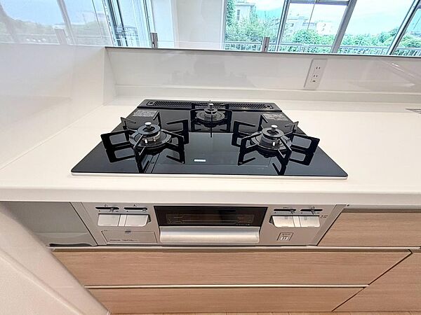 3口コンロで、お料理の効率もアップ！使い勝手の良さを考えました。受け皿のないフラット天板で、お手入れもラクラク。