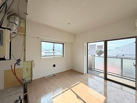 【リノベーション中】日差しがうれしいリビング！お部屋全体は落ち着いた色味のフローリング。一面はアクセントクロスを施し落ち着いた空間をご用意。