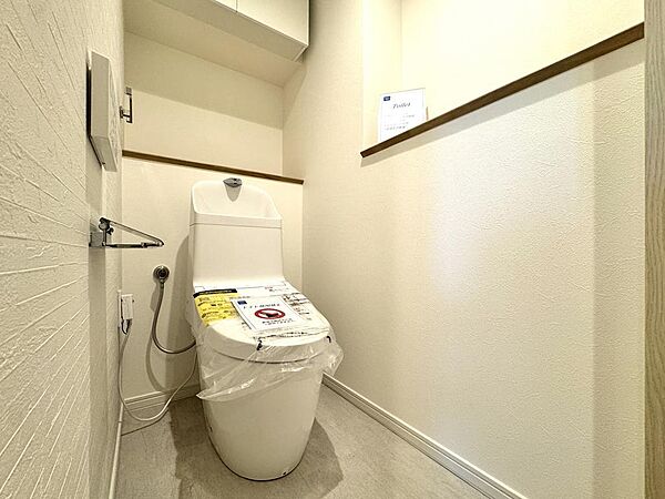 トイレ関係の設備も一新されています。温水洗浄機能付き便座、節水型トイレにより毎日の水道代がお安くなります。