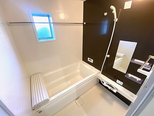明るく広々とした浴室です。浴室乾燥機が備え付けてあるため梅雨に時期でも洗濯物が乾きます。施工例