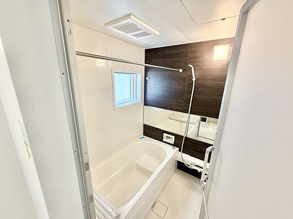 明るく広々とした浴室です。浴室乾燥機が備え付けてあるため梅雨に時期でも洗濯物が乾きます。小窓もありますので、明るく換気もばっちりです♪