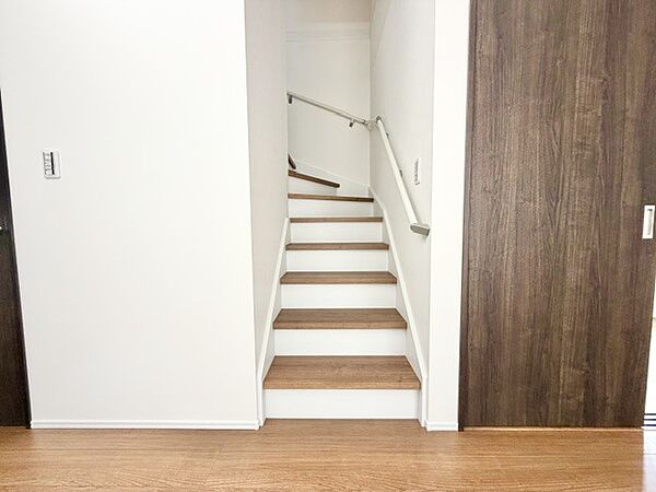 家族に優しい手すり付き階段♪手すりには安全のほかにも身体への負担の軽減という大きな役割があります♪