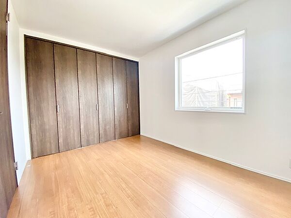 【２号棟】驚くほどの収納力があるお部屋です！荷物が多いご家族でも収納場所に困りませんよ♪大きな腰高窓は横滑り出し窓(窓の下のほうが開く窓)ですので、雨を気にせず空気の入れ替えができますよ。