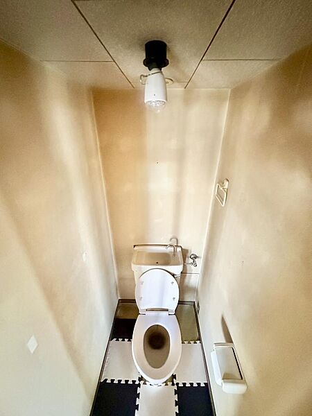 手洗い一体型のトイレ設備はスペースが確保され、ゆったりとした空間で過ごせます。