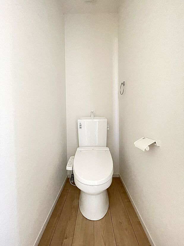 スッキリとしたデザインで清潔感のあるトイレです。