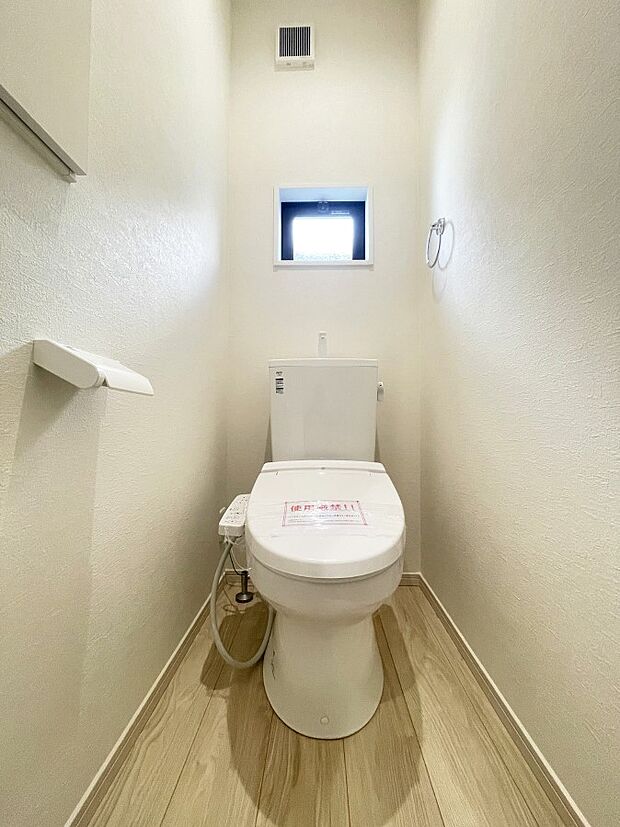 小窓から光が注ぎ込む明るいトイレ！換気もしやすいですね。