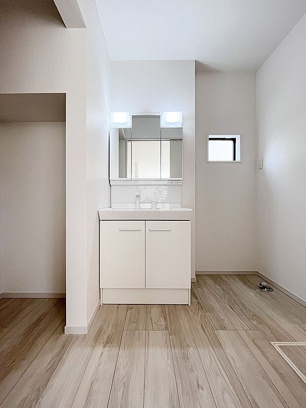 ゆとりの洗面スペース。収納力のある三面鏡付洗面化粧台なのもうれしいですね。