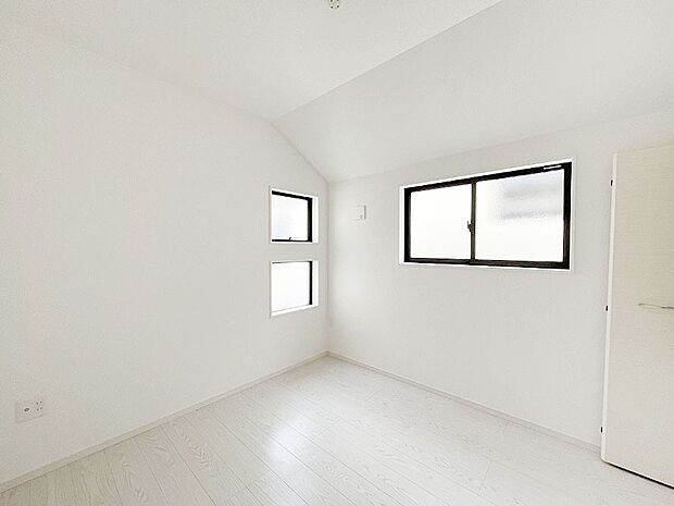 2面採光の洋室！窓から入り込む陽光がお部屋全体を優しく包み込みます！