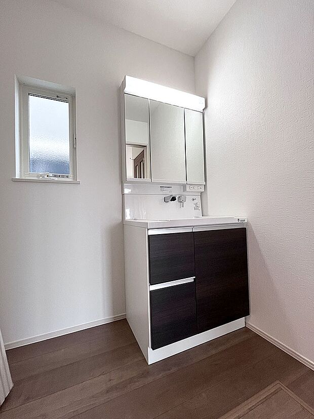 ゆとりの洗面スペース！収納力のある三面鏡付洗面化粧台なのもうれしいですね。