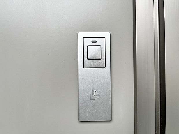 ボタンを押してかざすだけ！玄関ドアは電子キー仕様！