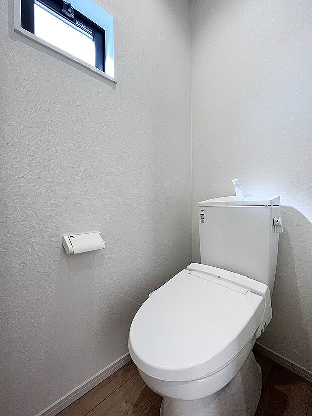 清潔感あるシャワートイレ！小窓から光が注ぎ込みます！