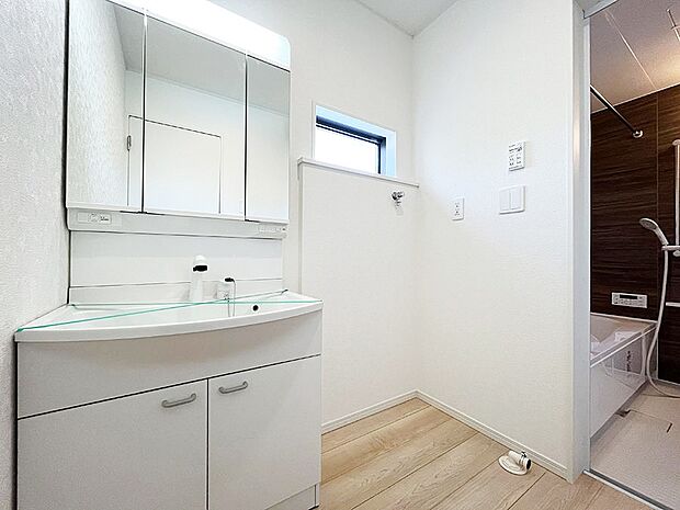 清潔感溢れるホワイトカラーを基調とした洗面室！収納力のある三面鏡仕様なのも嬉しいですね！