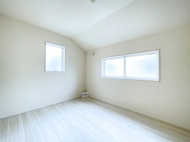 2面採光の洋室！窓から入り込む陽光がお部屋全体を優しく包み込みます！
