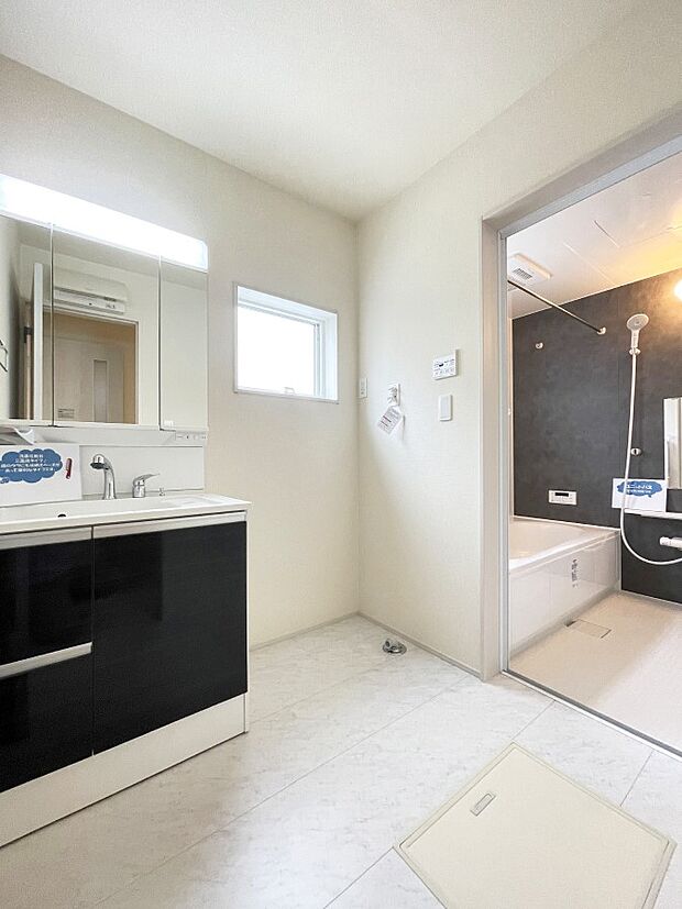 ゆとりの洗面スペース。収納力のある三面鏡付洗面化粧台なのもうれしいですね！