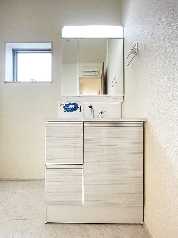 収納スペース充実の使い勝手の良い洗面所です。きちんと整理整頓できて快適ですね！