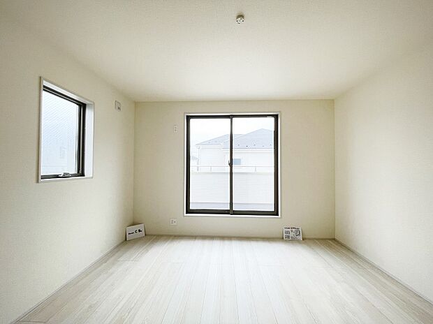 バルコニーに面した洋室は明るい陽光に包まれる心地のよい空間！