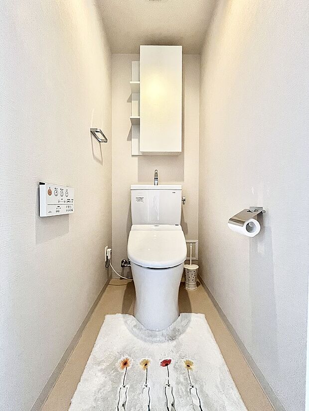 トイレットペーパーなどを収納できるスペースも完備！使い勝手の良いトイレです！