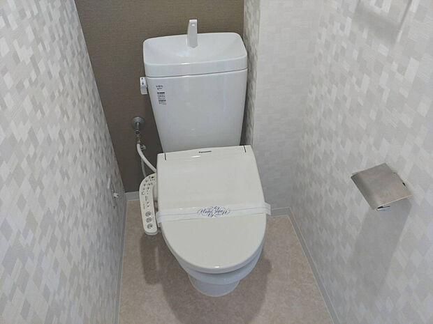 温水洗浄便座付トイレはカバーなしでも便座ポカポカ！便座が汚れた時にはサッと拭けて衛生的です。