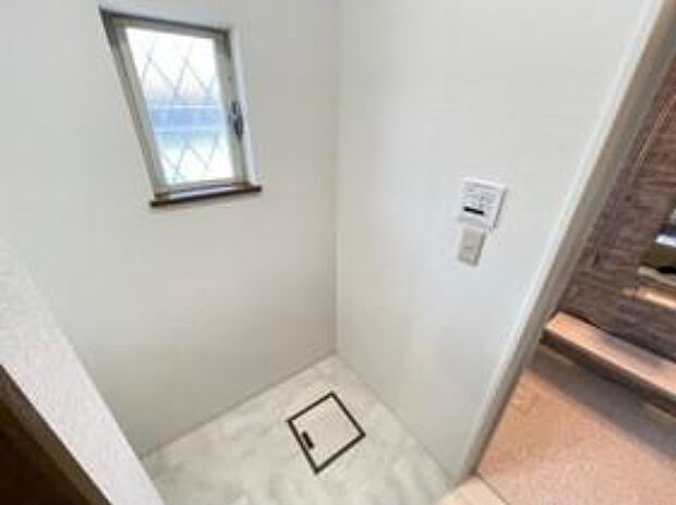 1階洗面室には窓があり、換気もスムーズです！陽当たり・周辺環境も合わせて、ぜひ現地をご覧ください。