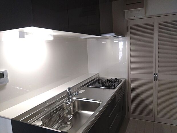 LD空間を有効的にご活用いただける壁付タイプのキッチン！三口コンロで調理もサクサク捗ります。