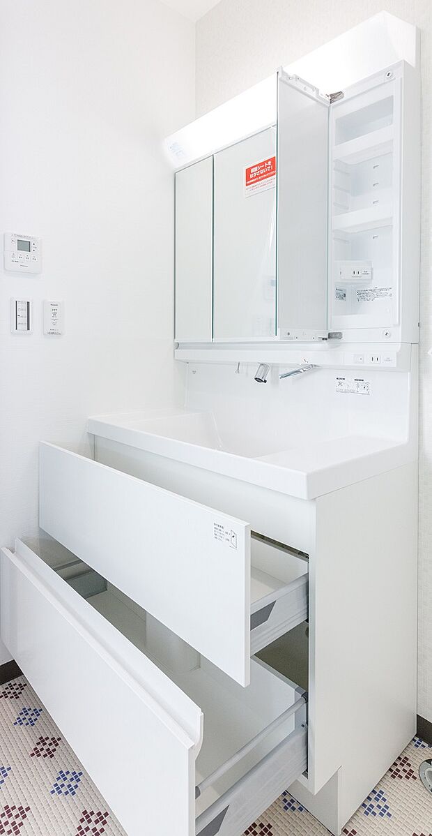 【洗面台】三面鏡付きの洗面化粧台！鏡裏やボウル下にたっぷりの収納スペースがありますので、歯ブラシやメイク用品なども収納することが可能です。(同仕様の設備)