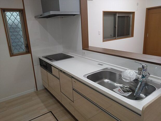 IHコンロ・食洗機搭載の対面式キッチン！キッチンカウンター周りには、エコカラットを使用しています。